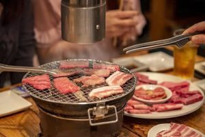Top 5 lý do nhà hàng cao cấp chuyển sang dùng than mùn cưa? 