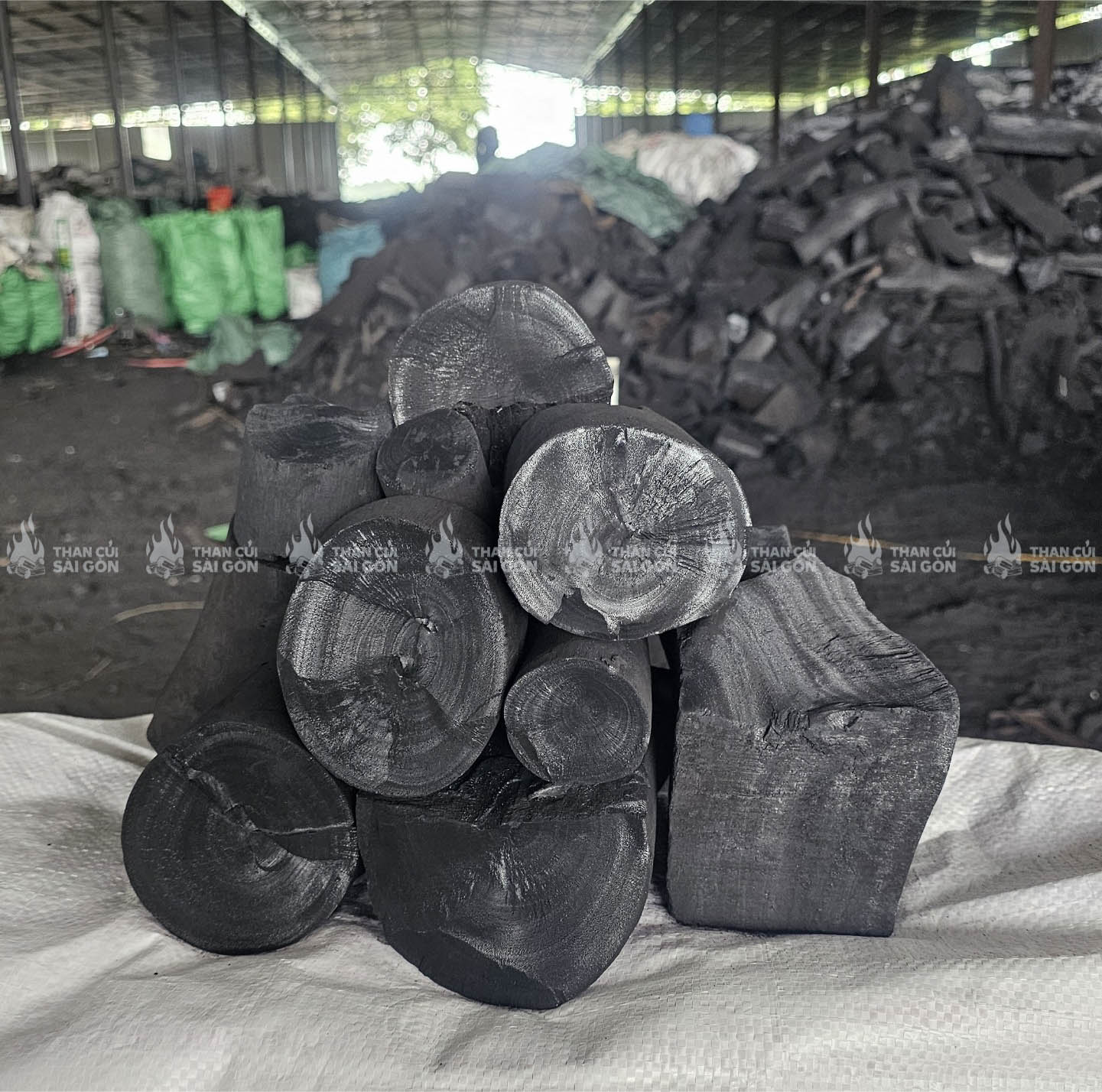 Than xà cừ là lựa chọn phù hợp cho tiệc nướng gia đình