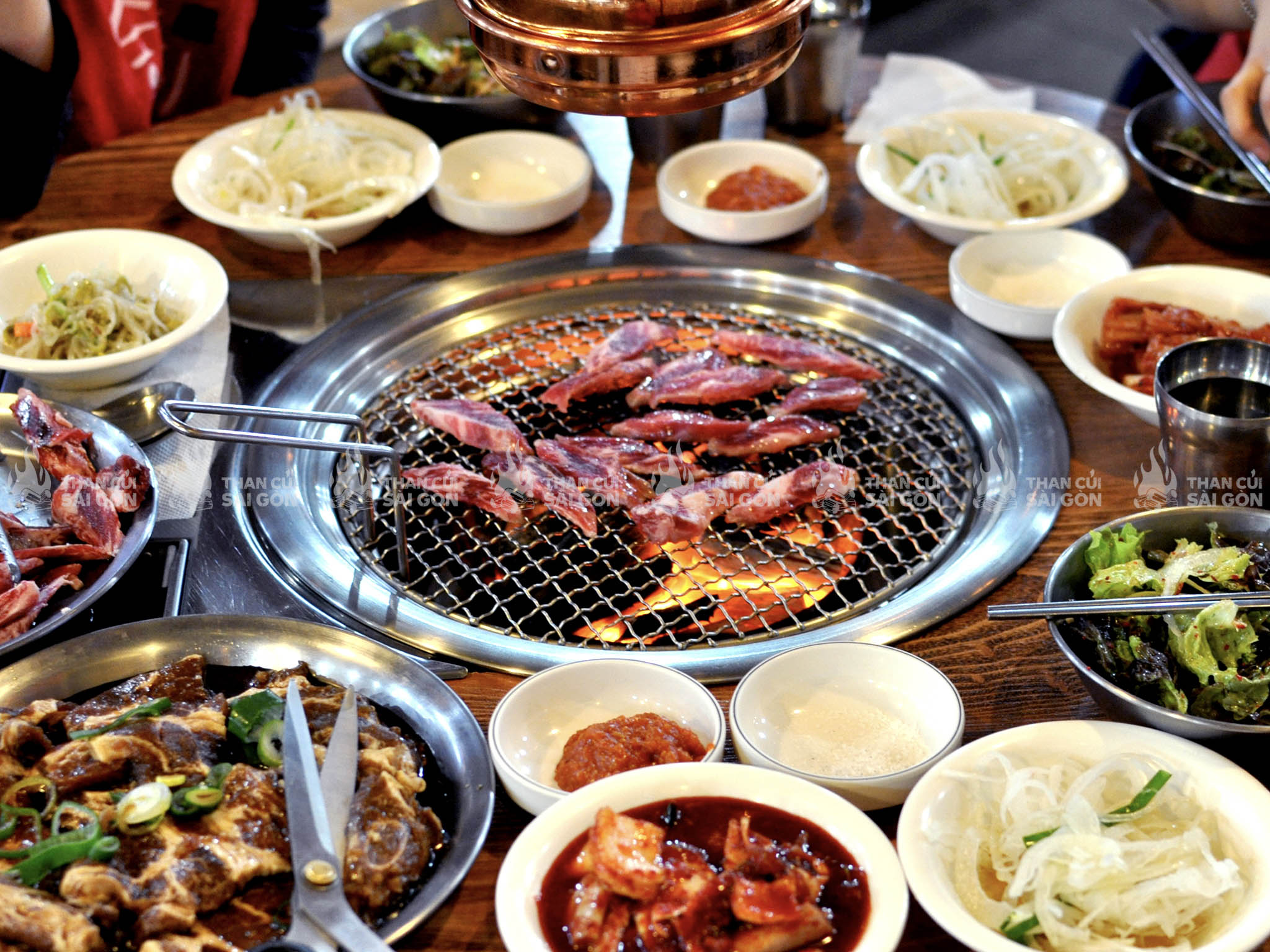 Than củi cho món nướng là nhiên liệu được nhiều nhà hàng tin dùng hiện nay 