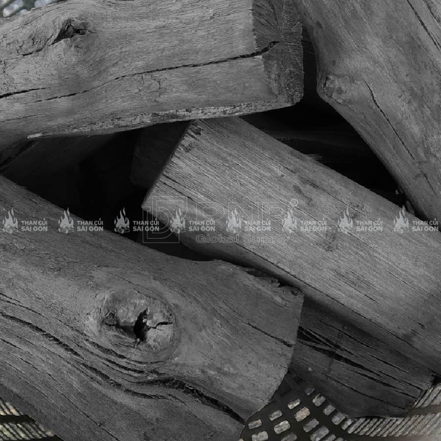 Than gỗ cứng được làm từ các loại gỗ đặc, giúp than cháy lâu và tỏa nhiệt đều.