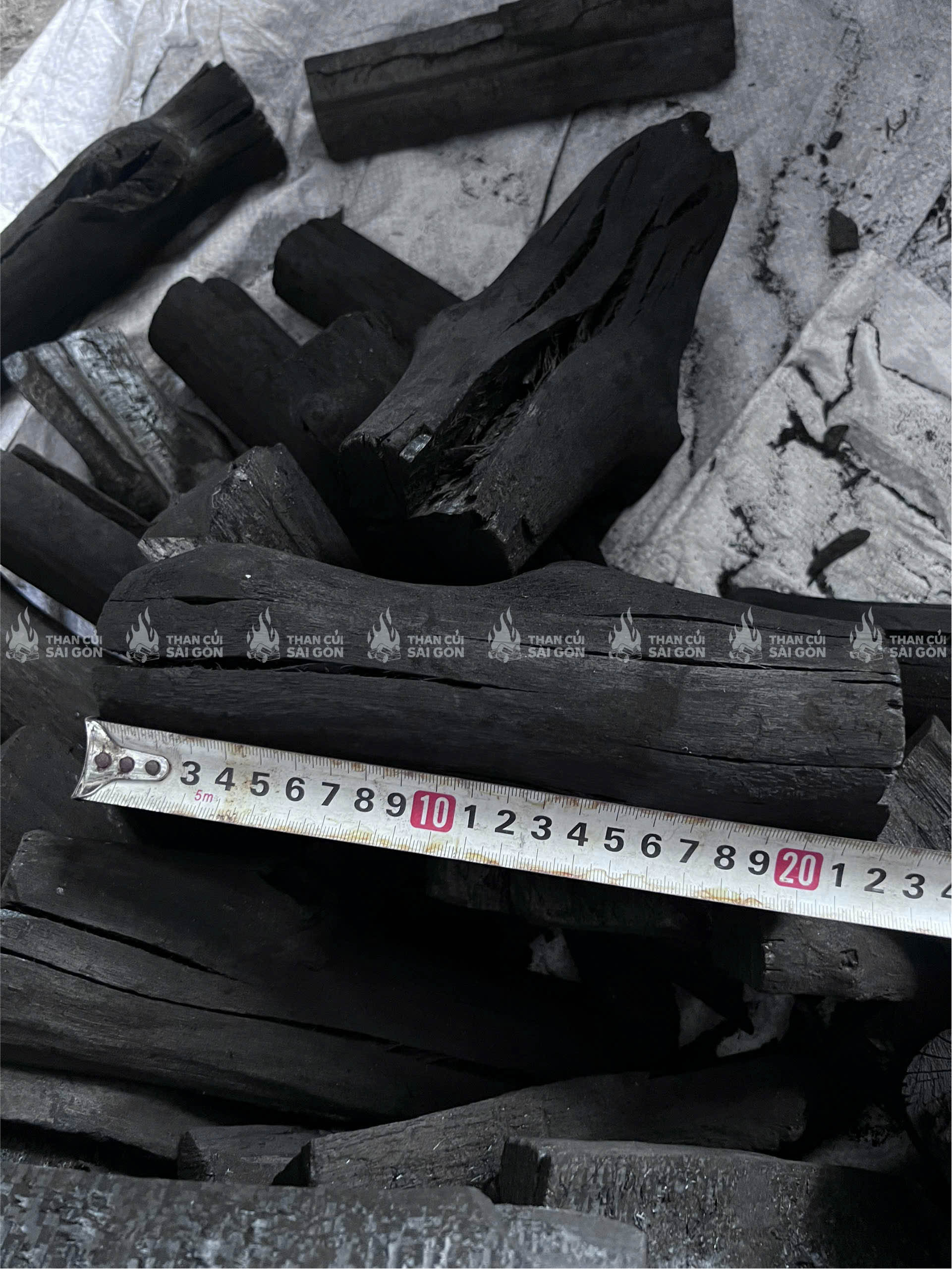 Than tốt thường có màu đen bóng, ít tạp chất, không bị vỡ vụn