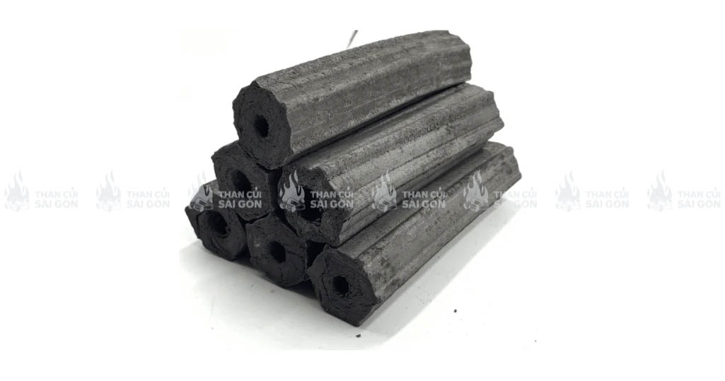 Than mùn cưa nổi tiếng với khả năng cháy lâu, nhiệt lượng ổn định, ít khói