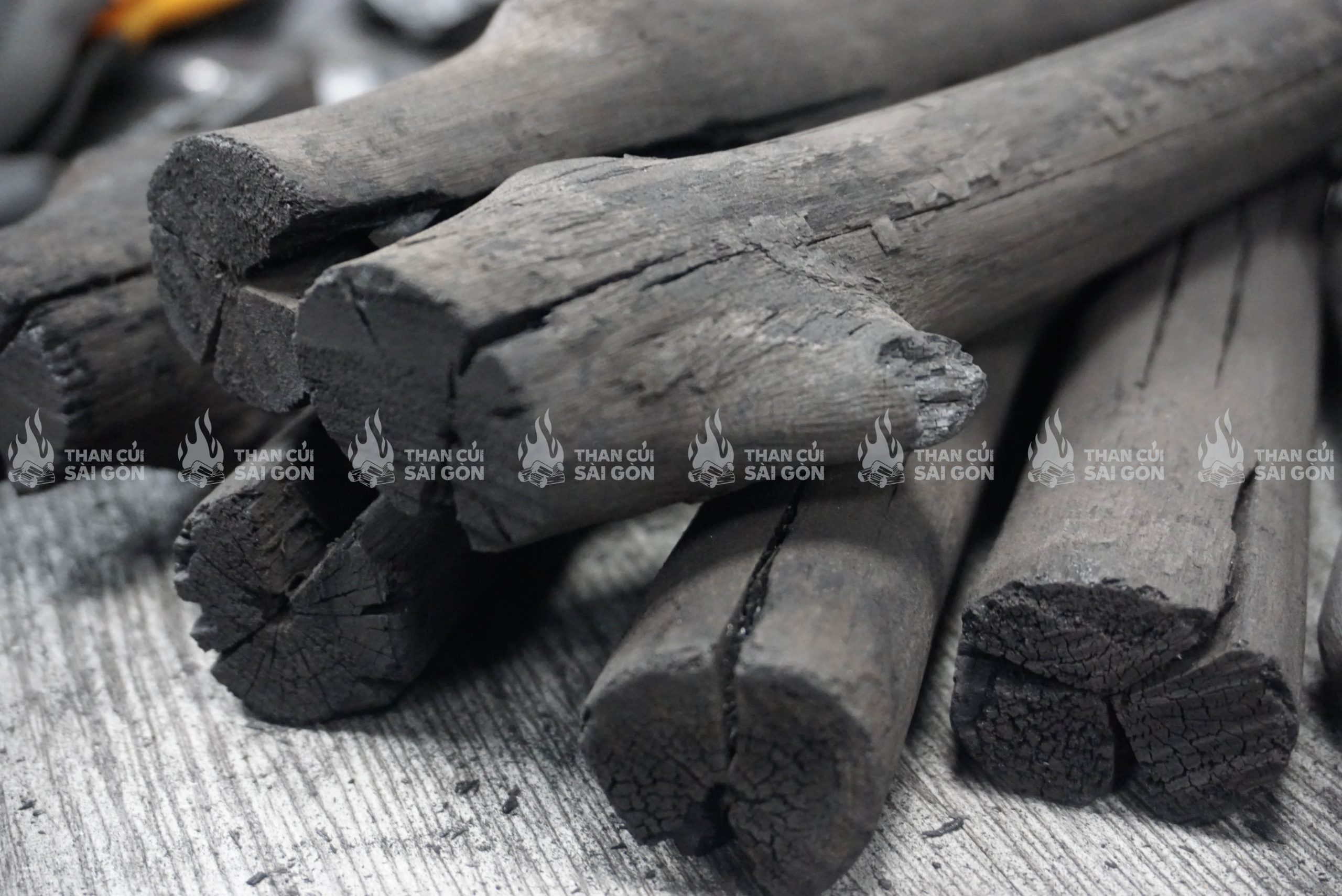 Than đước có màu đen bóng, kết cấu rắn chắc