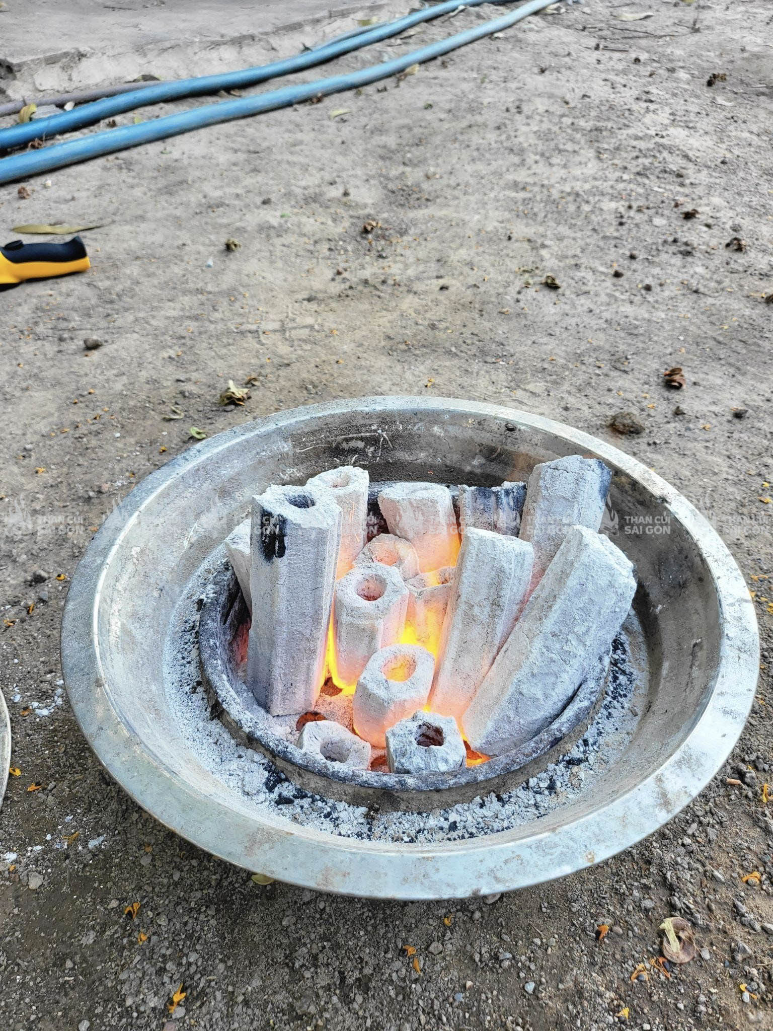 Kiểm tra than mùn cưa bằng cách quan sát hình dáng, thử thời gian cháy, lượng khói và tro