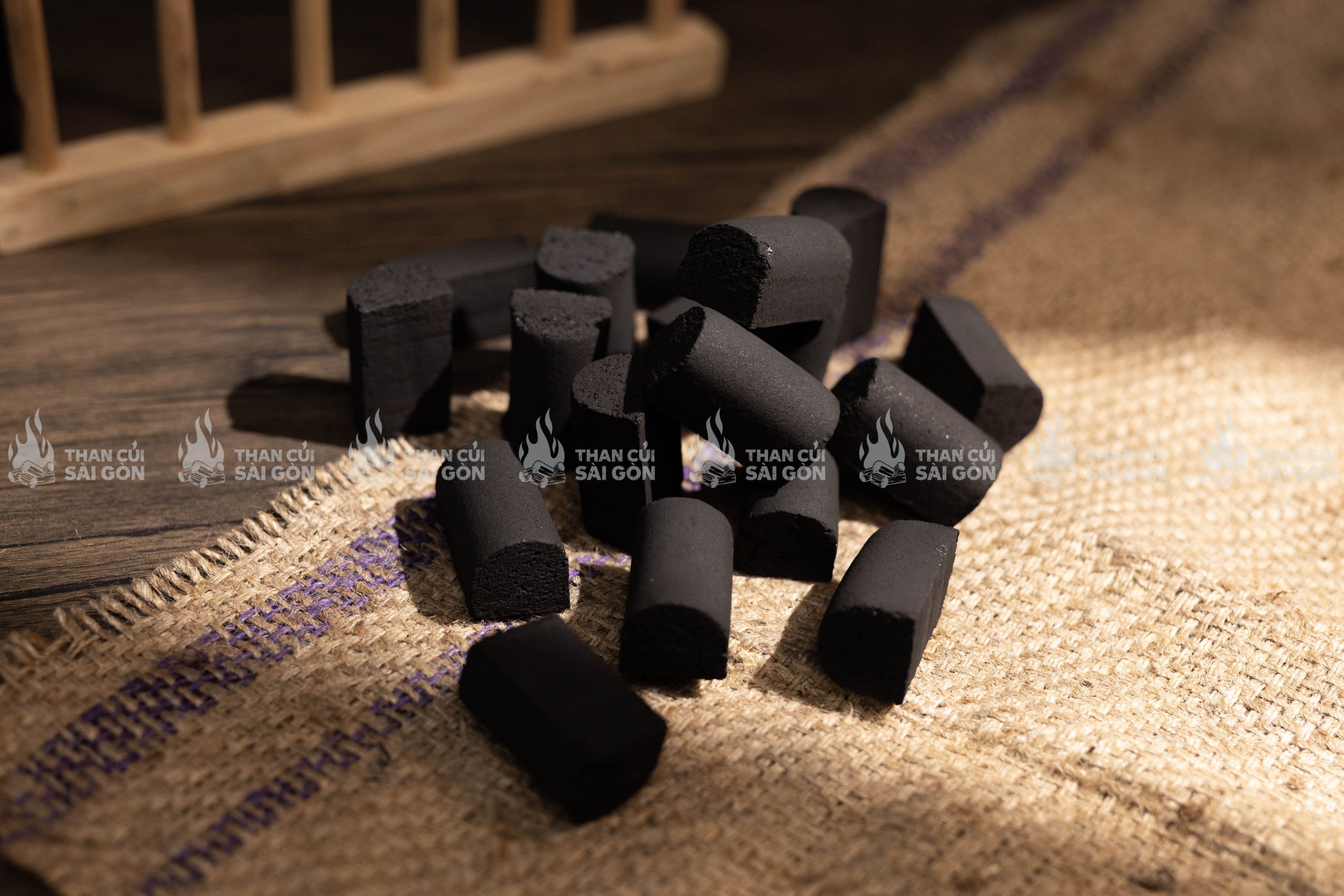 Than gáo dừa không khói cháy đều và không tạo ra khói đen