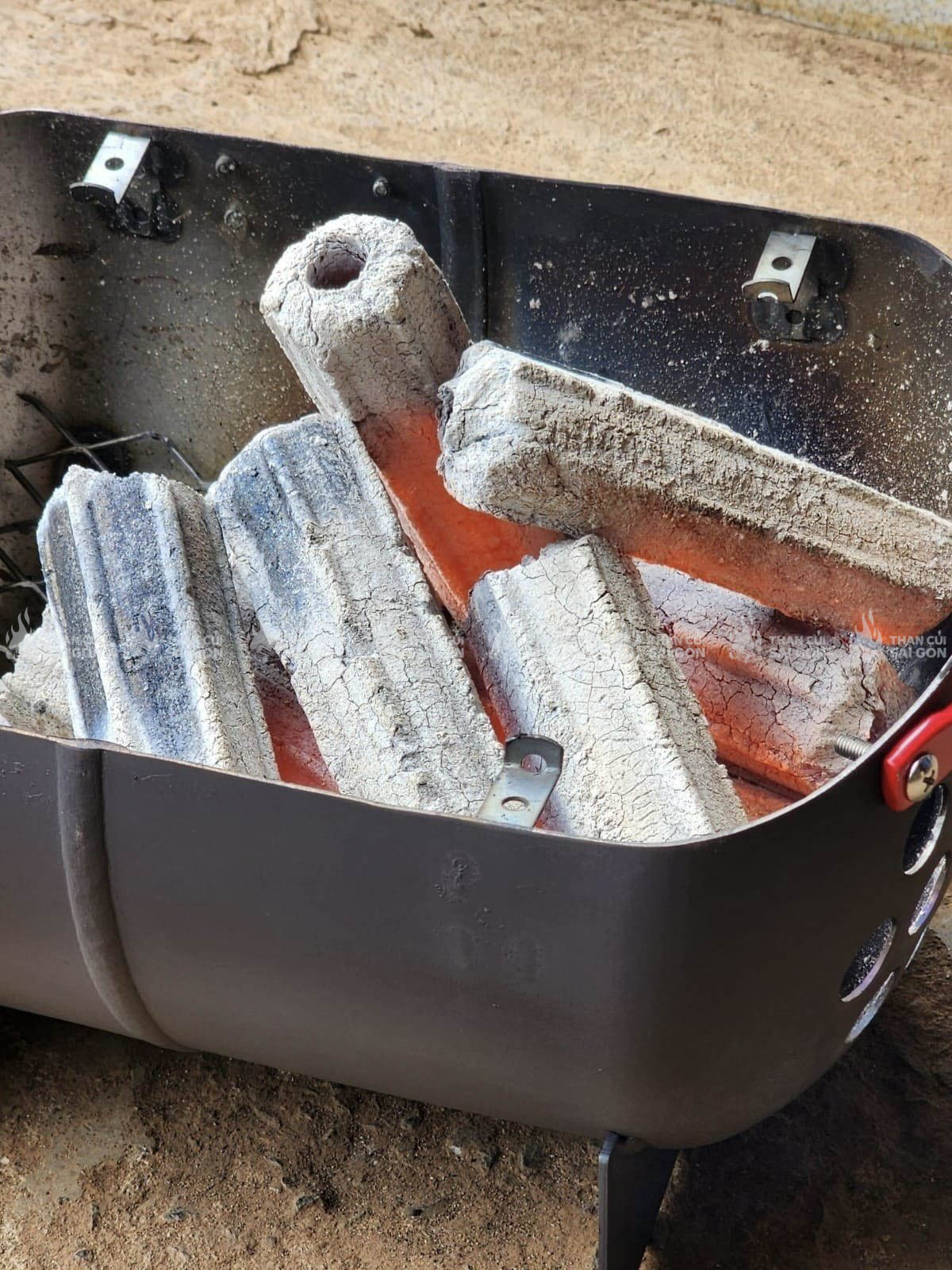 Than mùn cưa cháy lâu, lý tưởng cho các bữa BBQ kéo dài