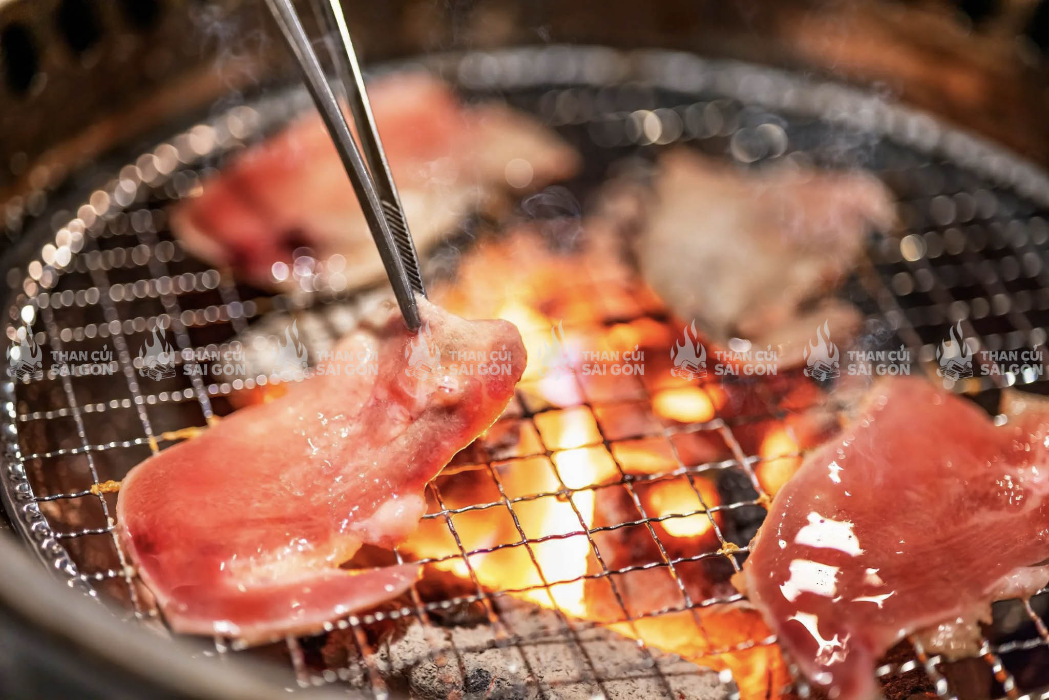 Than mùn cưa ngày càng được ưa chuộng nhờ cháy lâu, ít khói và giữ nhiệt ổn định