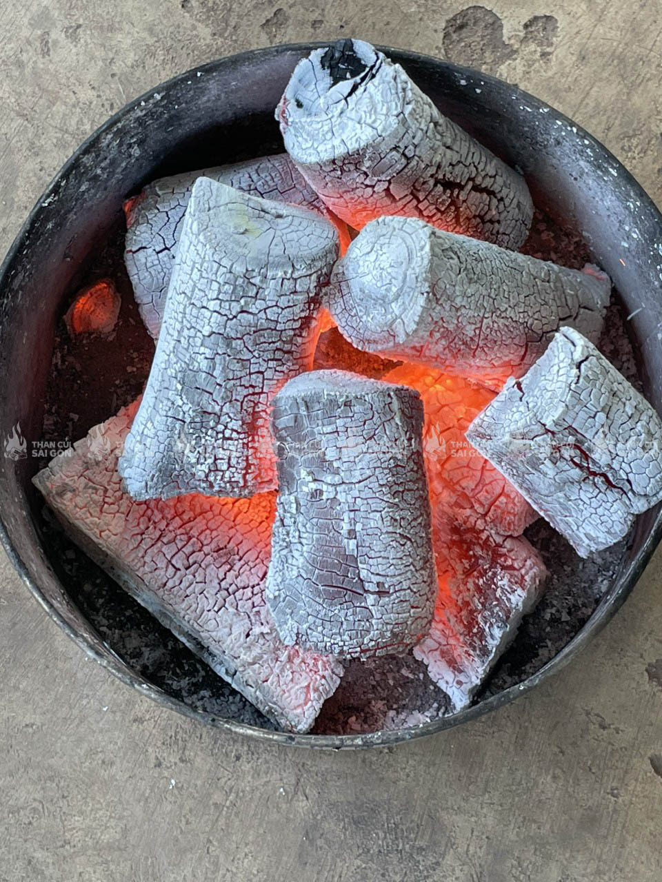 Than xà cừ cháy lâu, giúp giữ nhiệt ổn định trong suốt quá trình nướng