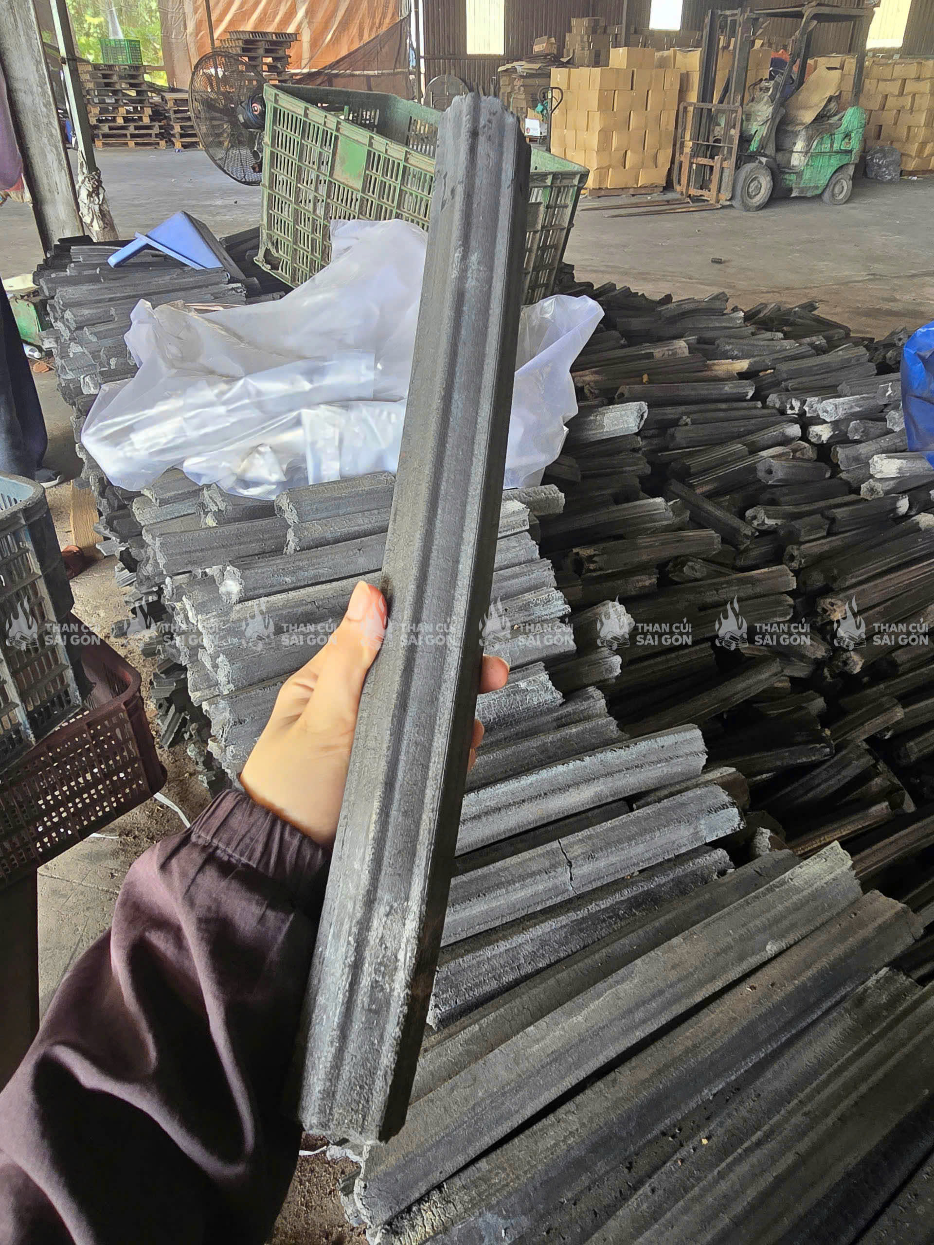 Than mùn cưa chất lượng cao thường có màu đen đồng đều, không nứt