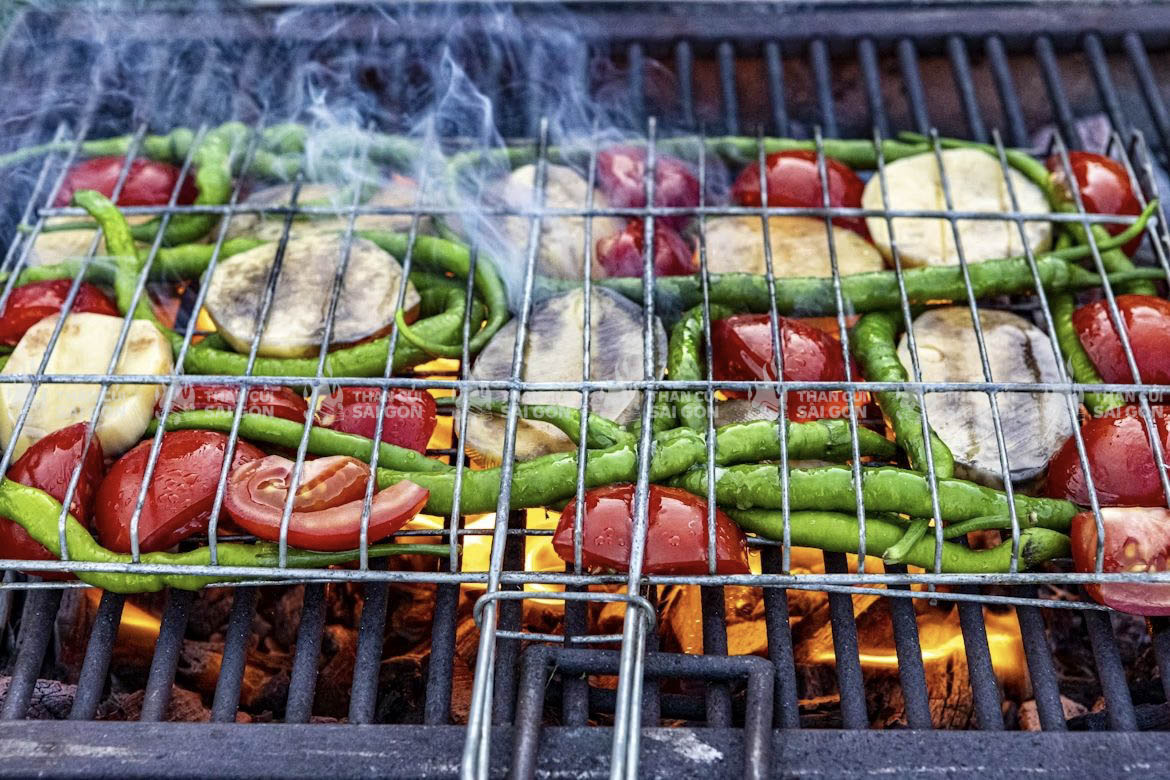 Than đã qua sử dụng vẫn rất hữu ích để nướng các món ăn nhanh chín hoặc giữ nóng thức ăn.