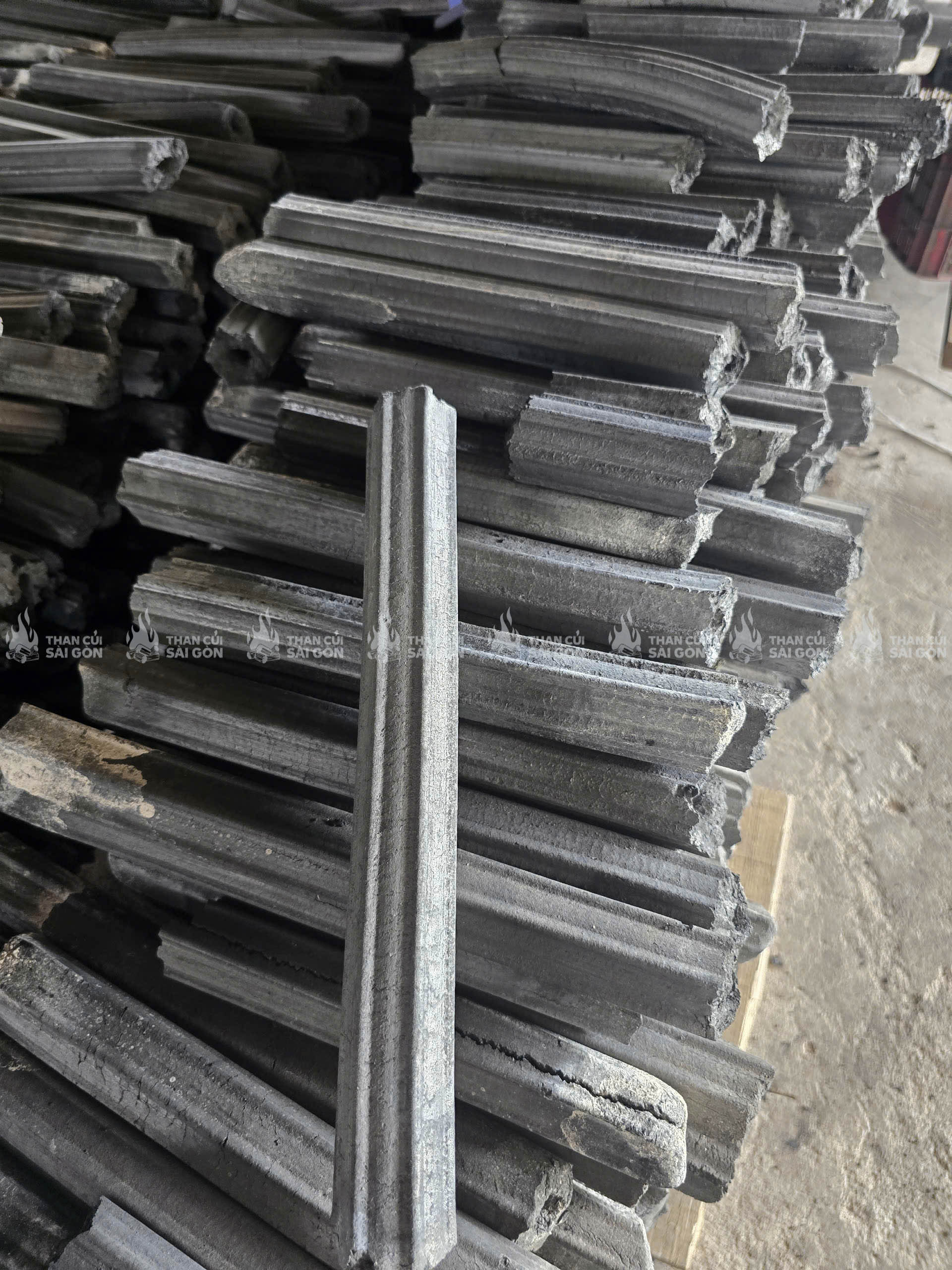 Than mùn cưa chất lượng cao có màu đen tuyền, rắn chắc, cháy lâu và ít khói