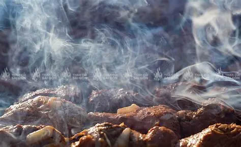 Khói toả ra khi nướng đồ ăn