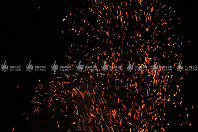 Than cháy tạo ra tiếng nổ nhỏ và các tia lửa văng ra xung quanh