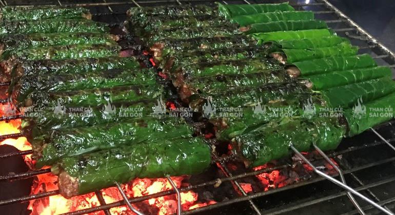Nướng bò cuốn lá lốt bằng than xà cừ