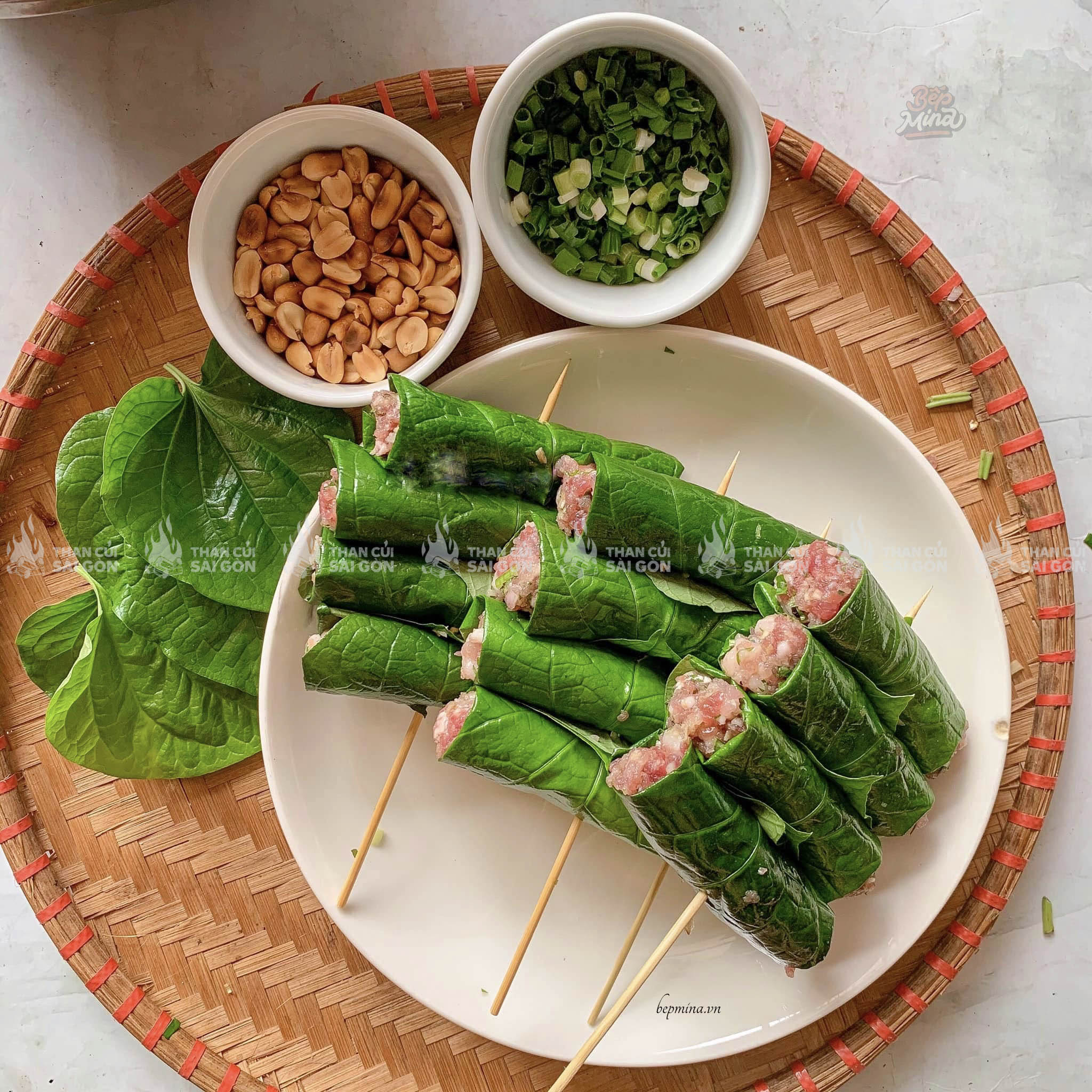 Ướp thịt và cuốn bò cuốn lá lốt chuẩn vị