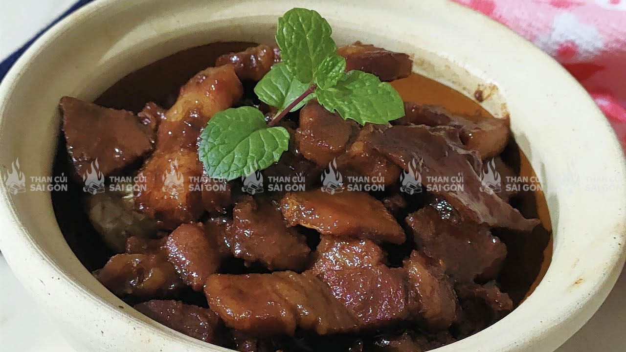 Nấu Thịt Kho Tiêu Bằng Bếp Than Củi