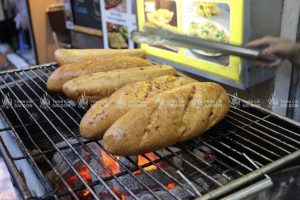 Nướng Bánh Mì Muối Ớt Bằng Than Củi